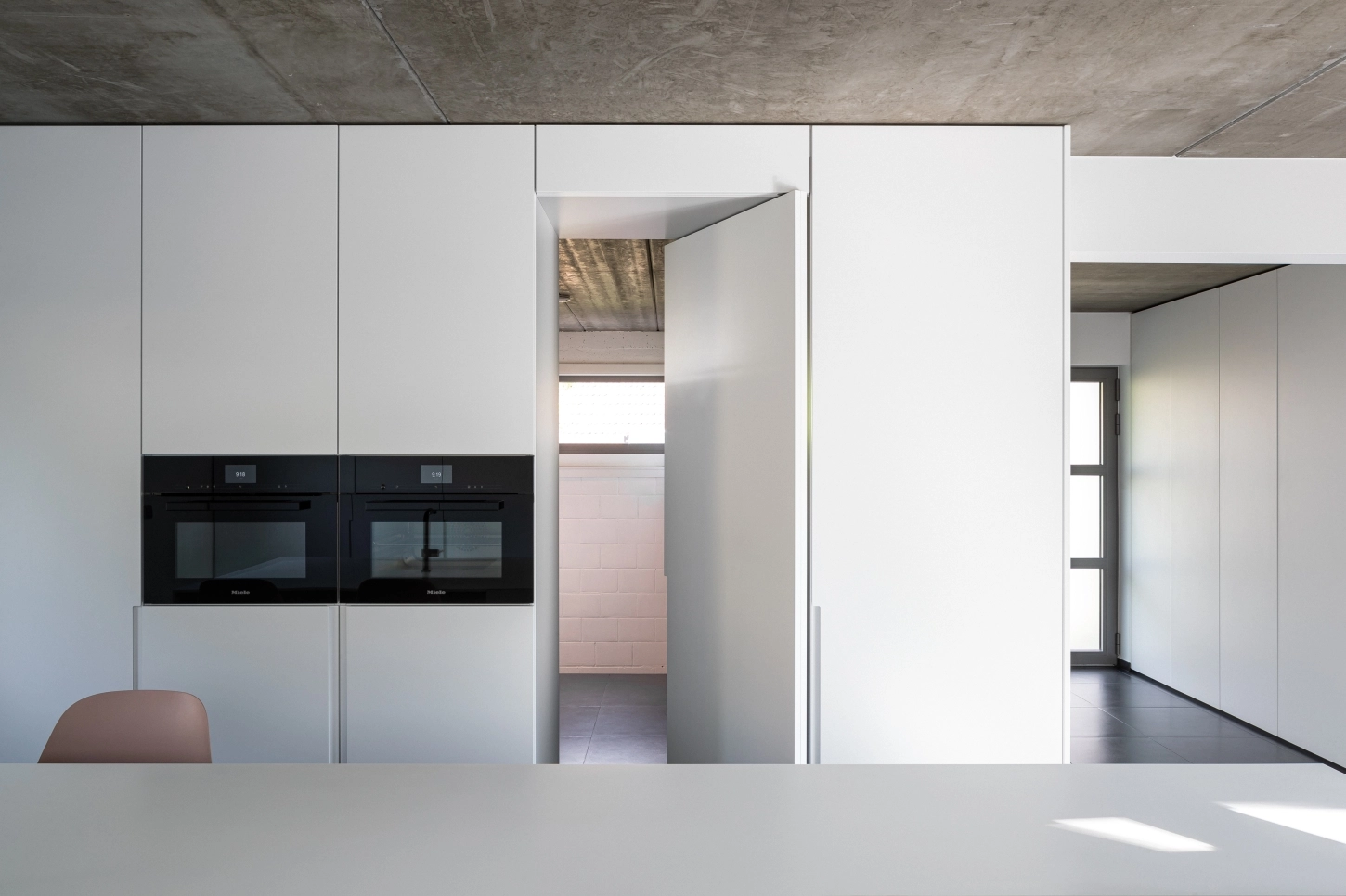 Une porte encastrée dans votre cuisine pour combiner fonctionnalité et esthétique.