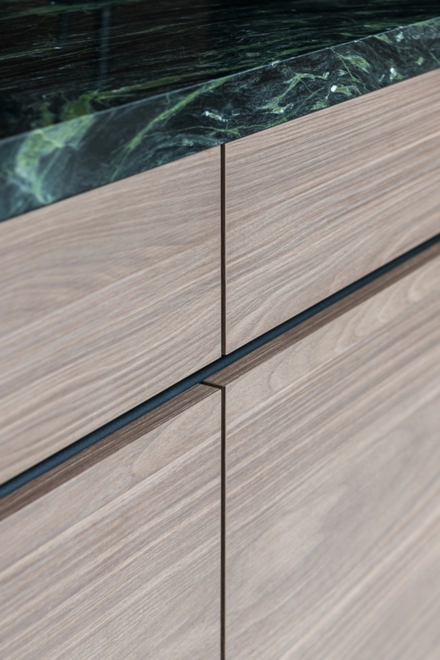  Armoire en bois avec un plan de travail en marbre vert.