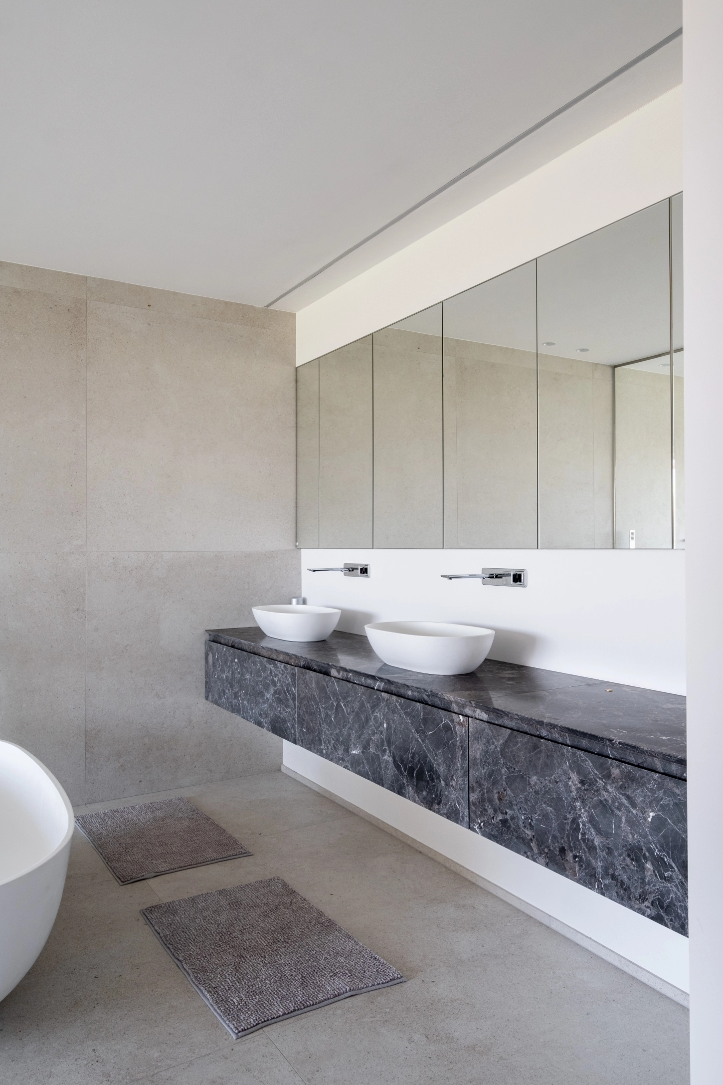 Stijlvolle badkamer op maat met details van natuursteen.